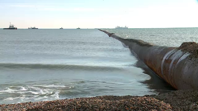 Operațiune impresionantă în Mamaia: conducta uriaşă care aduce nisip pe plajă