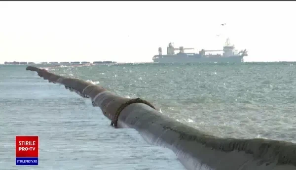 Operațiune impresionantă în Mamaia: conducta uriaşă care aduce nisip pe plajă