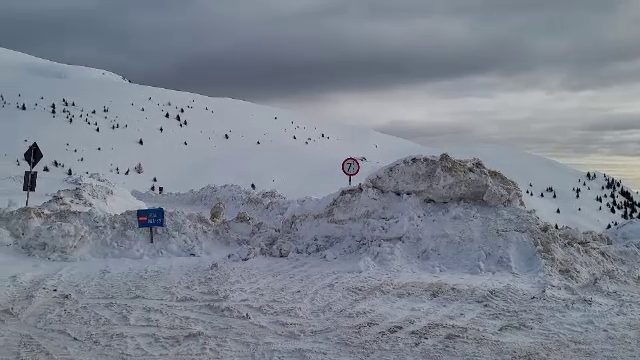 O avalanșă în Munții Bucegi a blocat o șosea din Dâmbovița. Avertismentul autorităților