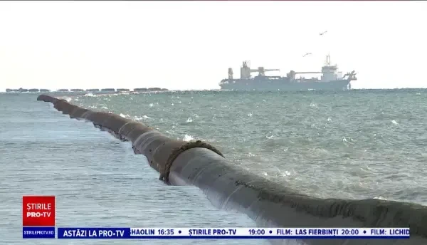Operațiune impresionantă în Mamaia: conducta uriaşă care aduce nisip pe plajă