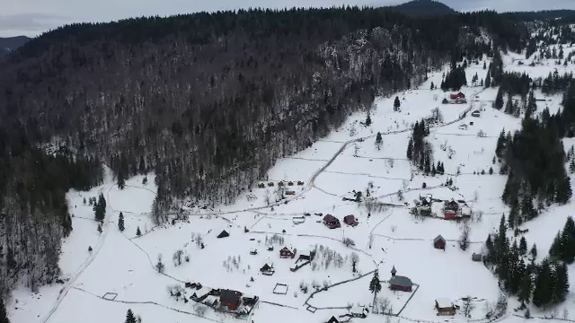 Peisaje de poveste în Apuseni. Casa de Piatră, cătunul ascuns din munți în care mai trăiesc 12 familii
