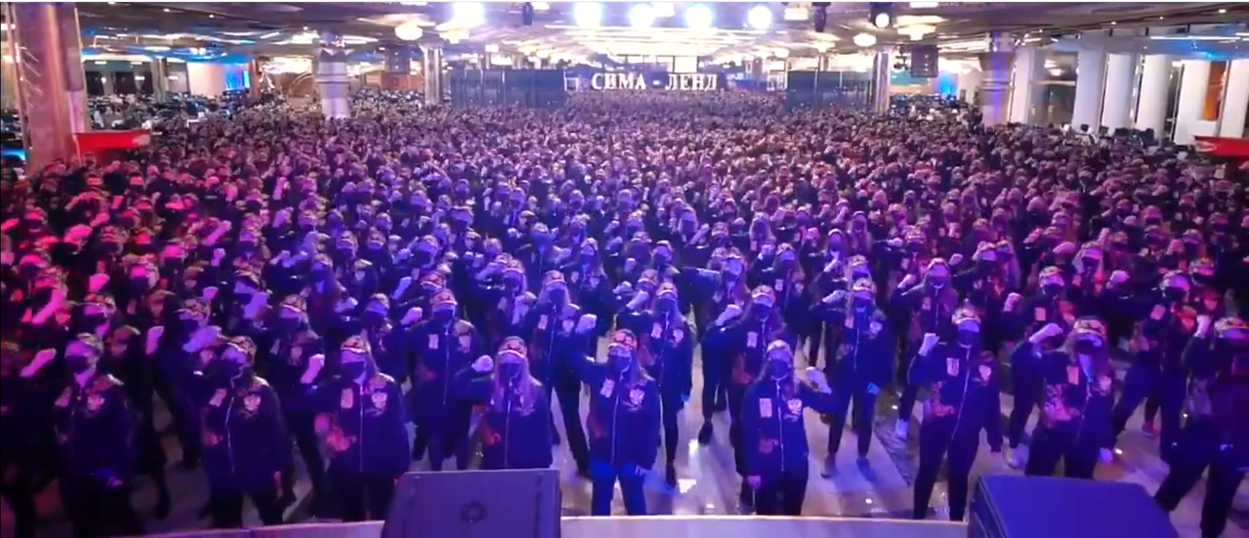 Manifestație în stil nord-coreean, cu dans și cântece patriotice, într-un oraș din Rusia. ”Putin este președintele nostru!”