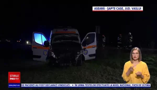 O ambulanță a fost spulberată pe o șosea din Vaslui. Două femei au ajuns la spital