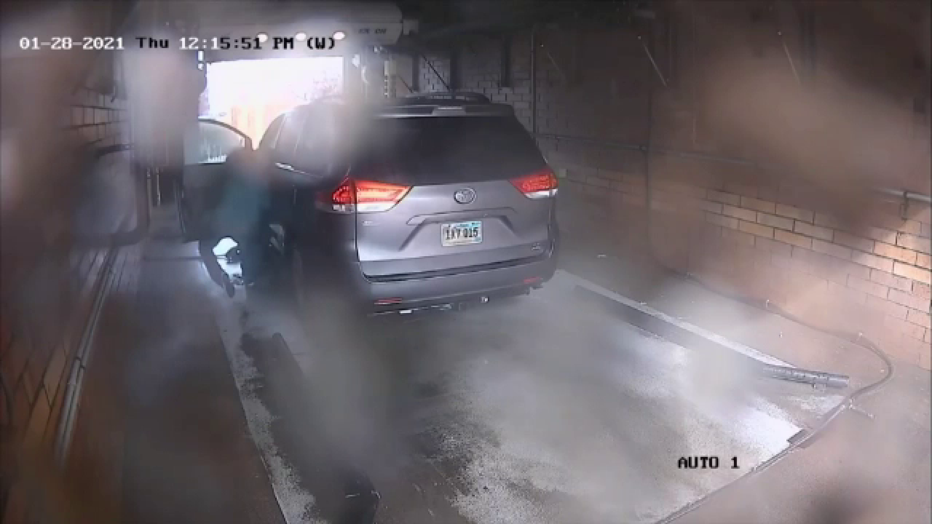 Incident dramatic într-o spălătorie auto. O femeie, mușcată și scoasă cu forța din propria ei mașină