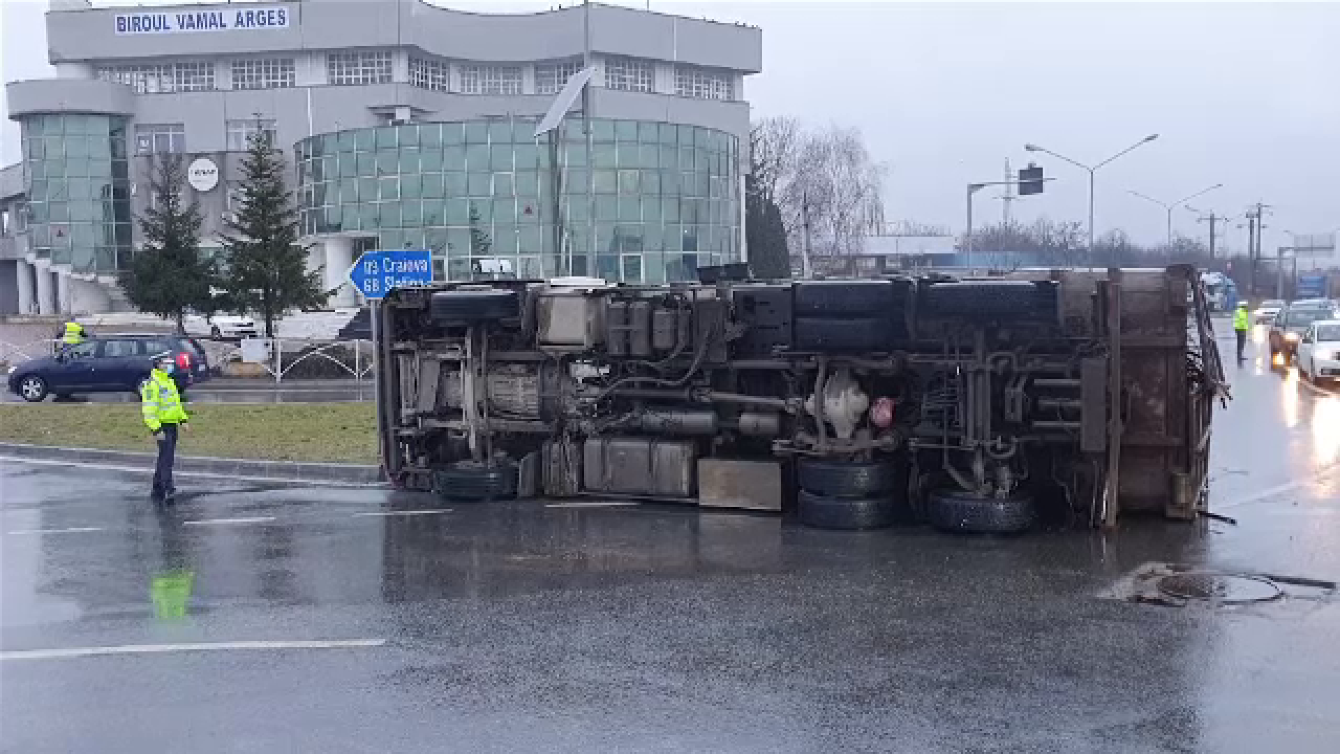 Trafic la ieșirea din Pitești spre autostradă, dat peste cap. O mașină de gunoi s-a răsturnat în sensul giratoriu