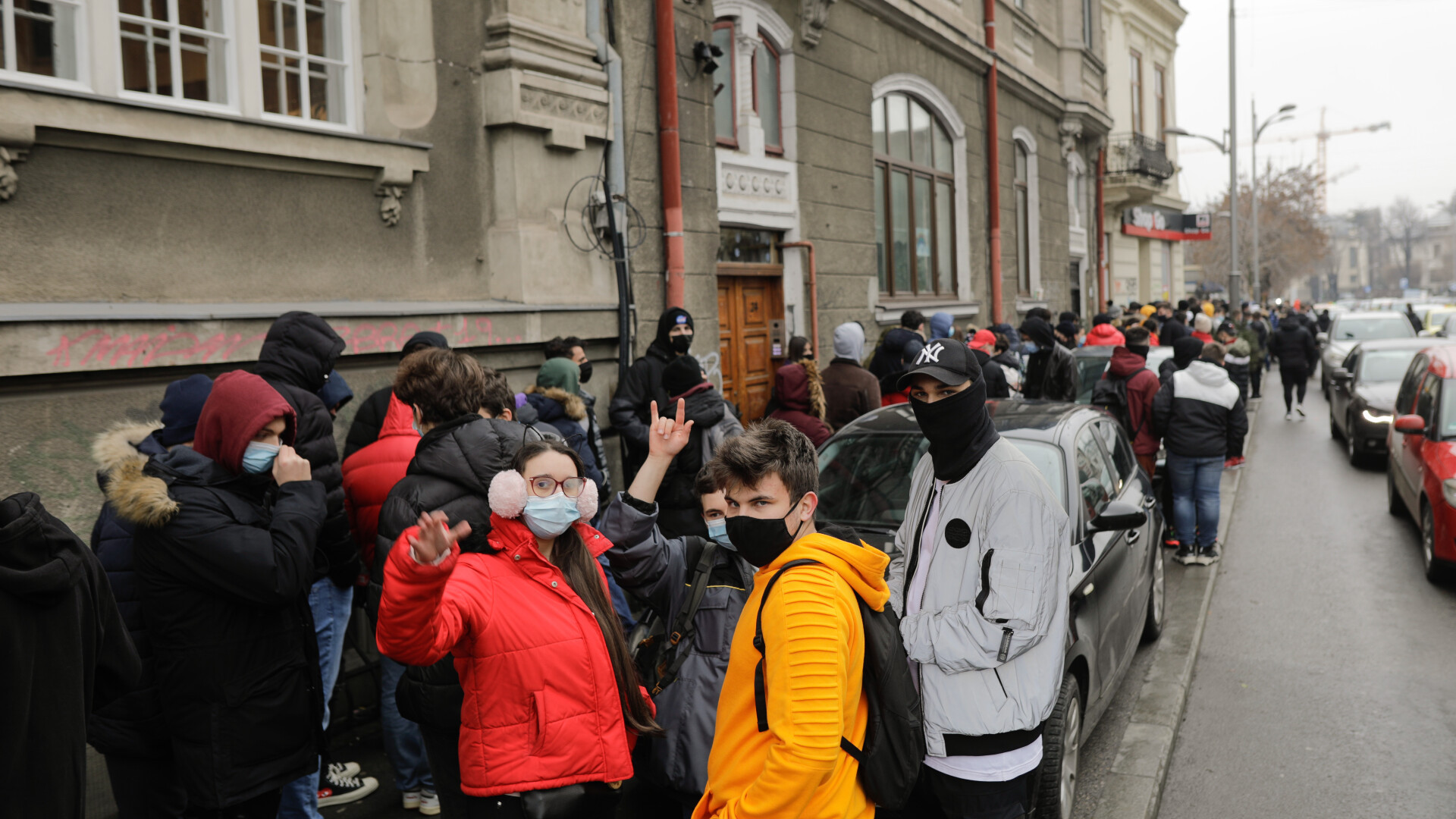 VIDEO. Sute de oameni s-au îmbulzit pentru un burger gratis. Patronul, amendat, dar în culmea fericirii: ”Au venit buluc!”