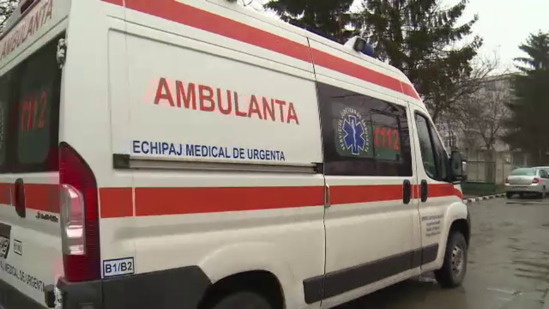 Maşină lovită de tren, în Timiş. O femeie şi un copil de un an au ajuns la spital