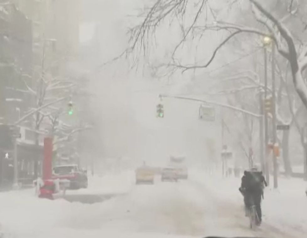 Viscol de proporții în SUA. Orașele de pe coasta de est sunt măturate de rafale de vânt, iar vaccinările sunt anulate