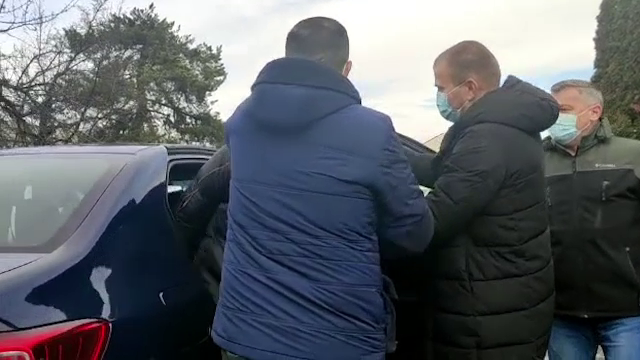 O familie din Argeş, cercetată pentru violare de domiciliu şi şantaj. Ce i-a pretins unui bărbat din Olt