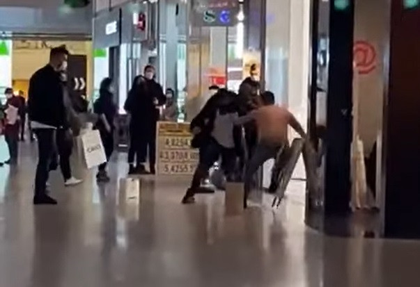 VIDEO. Bătaie în mall-ul din Craiova. Un tânăr de 21 de ani a ajuns la spital