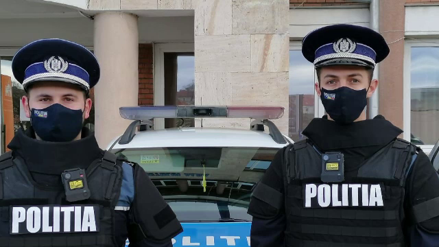 Doi polițisti au salvat de la moarte un bărbat. Ce le-a spus acesta când și-a revenit din șoc