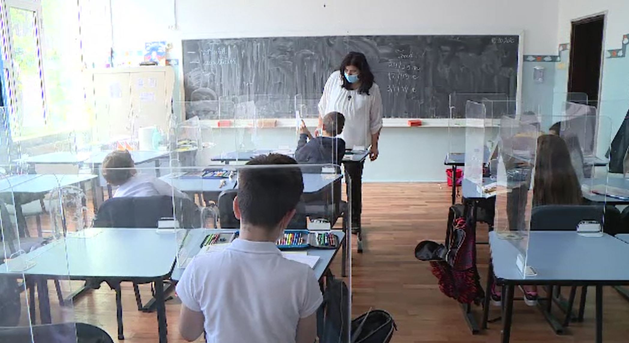 Elevii și profesorii, în ceață înainte de redeschiderea școlilor. Câți copii se vor întoarce în bănci