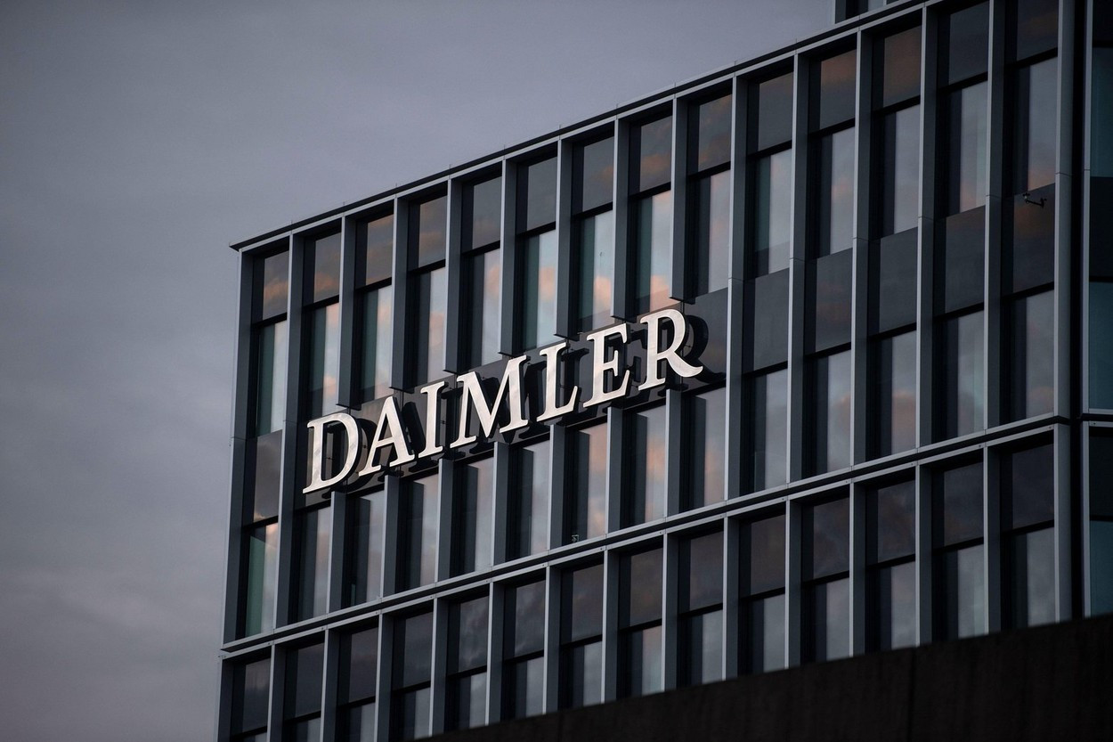 Daimler va deveni Mercedes-Benz. Divizia de camioane va fi separată de cea de autoturisme