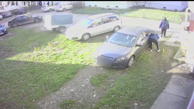 Doi tineri din Bacău, care au distrus cauciucurile unor maşini, căutați de poliție