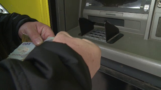 Suma uriașă găsită de un ieșean în fața bancomatului. Ce a făcut cu banii