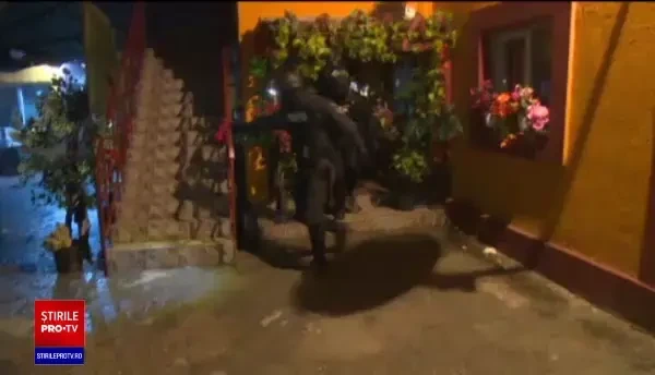 Percheziții de amploare. 11 indivizi, suspectați că au convins mai multe tinere, prin metoda „Loverboy”, să se prostitueze