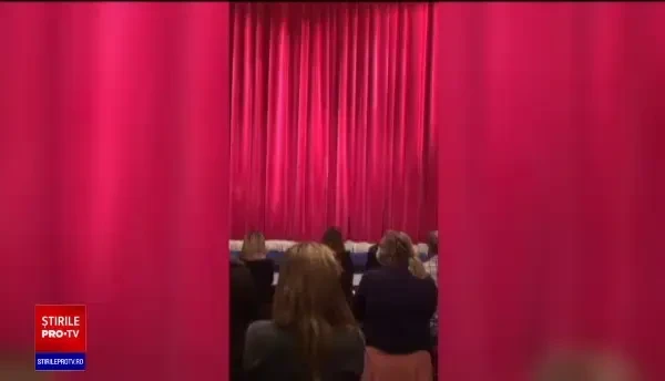 Se aud din nou aplauze în sălile de teatru. Biletele scoase la vânzare s-au epuizat în câteva ore