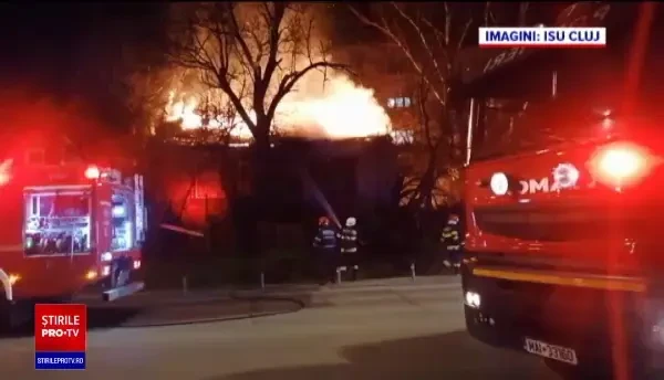 Incendiu puternic în Cluj-Napoca. Un bătrân de 80 de ani, găsit carbonizat în locuință