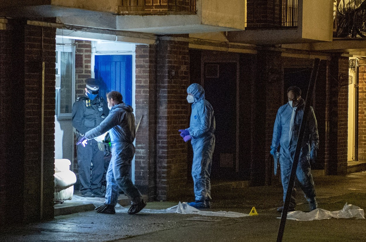 Serie de atacuri cu cuțitul la Londra. Un bărbat a murit și alte 10 persoane au fost rănite