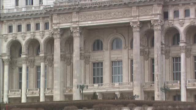 Palatul Parlamentului are nevoie urgentă de reparații. Pe alocuri cad tavanele