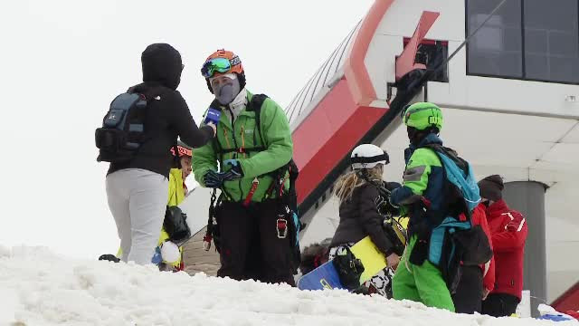 Turiștii s-au înghesuit în stațiunile de munte. Vremea caldă a stricat pârtiile de schi