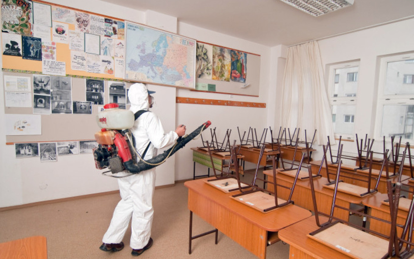 Zi de curăţenie generală în şcolile care de luni vor primi elevi în clase. Lipsa de spațiu, o mare problemă