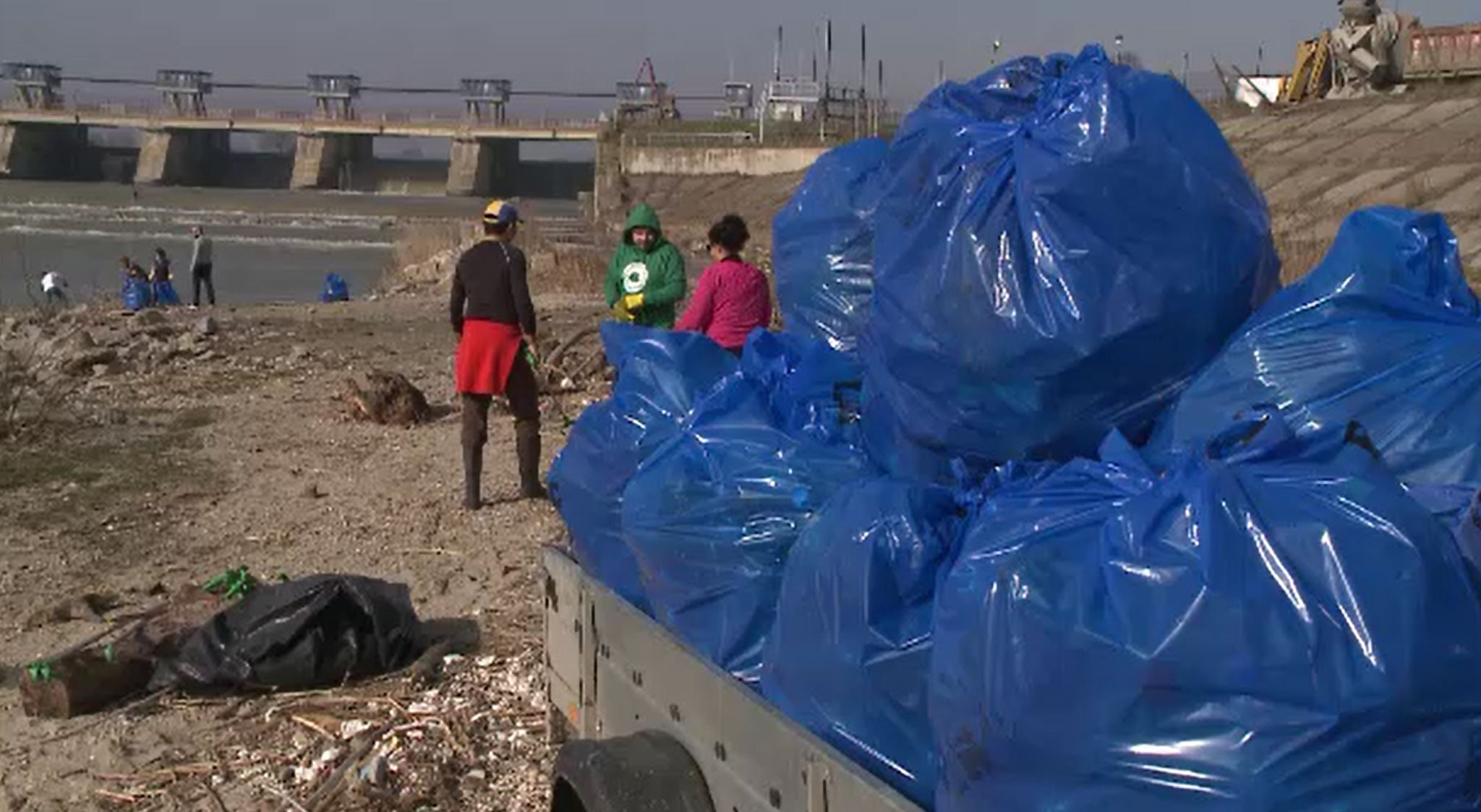 Gunoaiele din zona barajului de la Ișalnița, strânse de voluntari străini. "Cred că pot și românii să deschidă ochii"