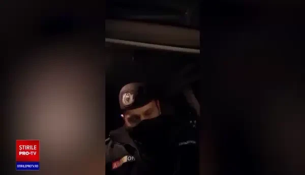 Un cunoscut vlogger din România îi înjură pe jandarmi chiar în duba lor