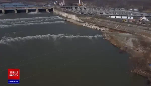 Gunoaiele din zona barajului de la Ișalnița, strânse de voluntari străini. "Cred că pot și românii să deschidă ochii"