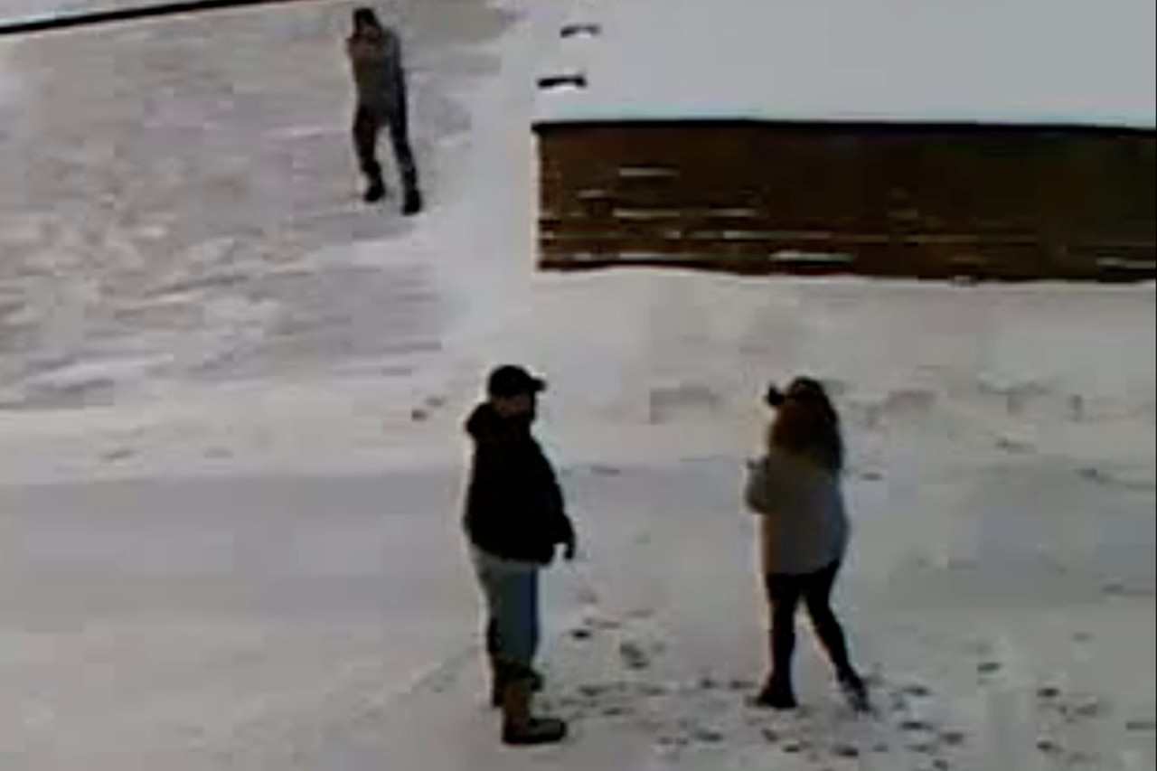 VIDEO. Și-a împușcat vecinii pentru că aruncau zăpada în fața casei sale. Momentul a fost filmat