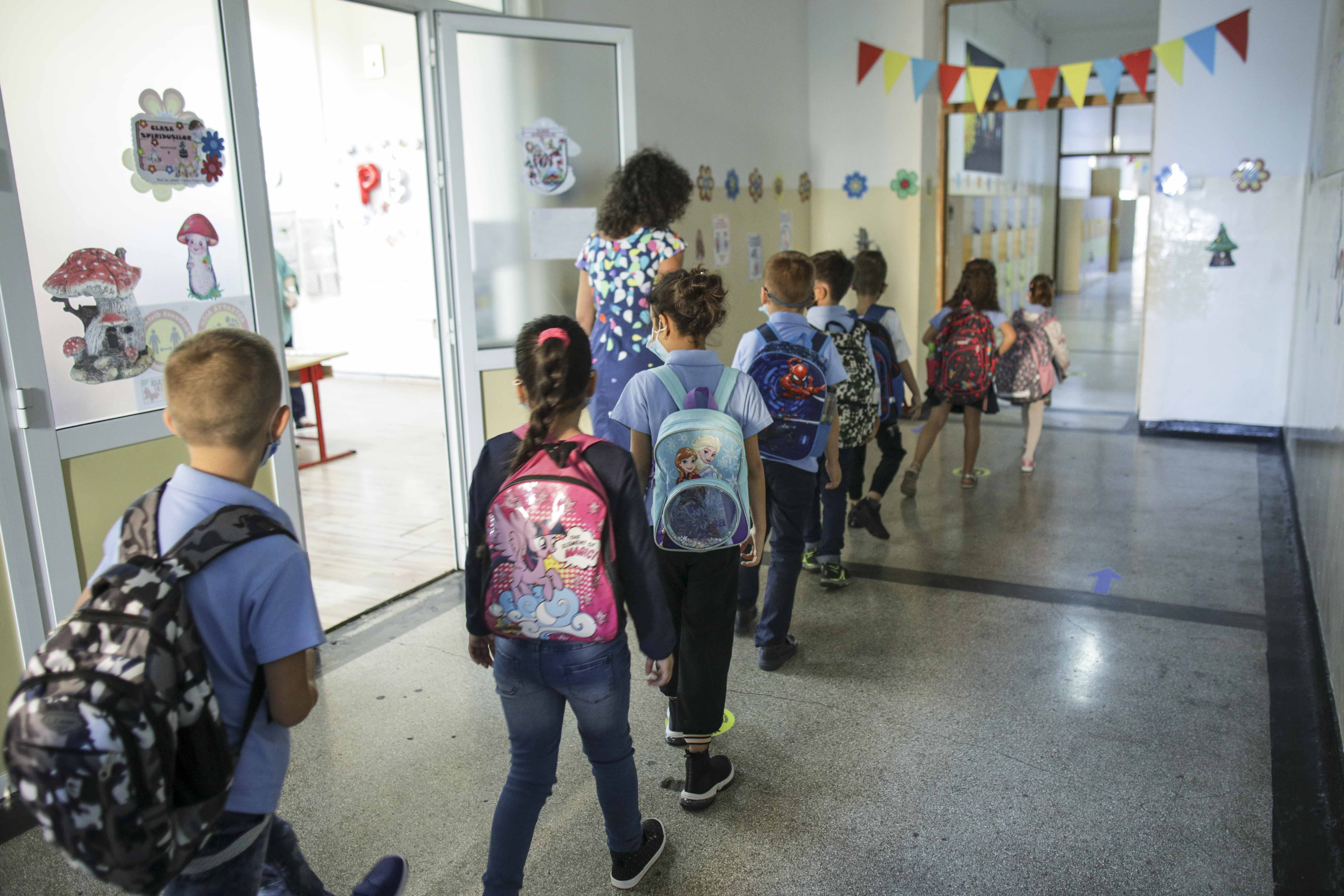 Ce trebuie să știe părinții despre riscurile Covid-19 din școală. Sfaturile unui specialist