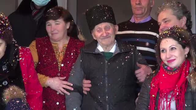 Sărbătoare mare într-o familie din Bacău. Un veteran de război a împlinit 100 de ani