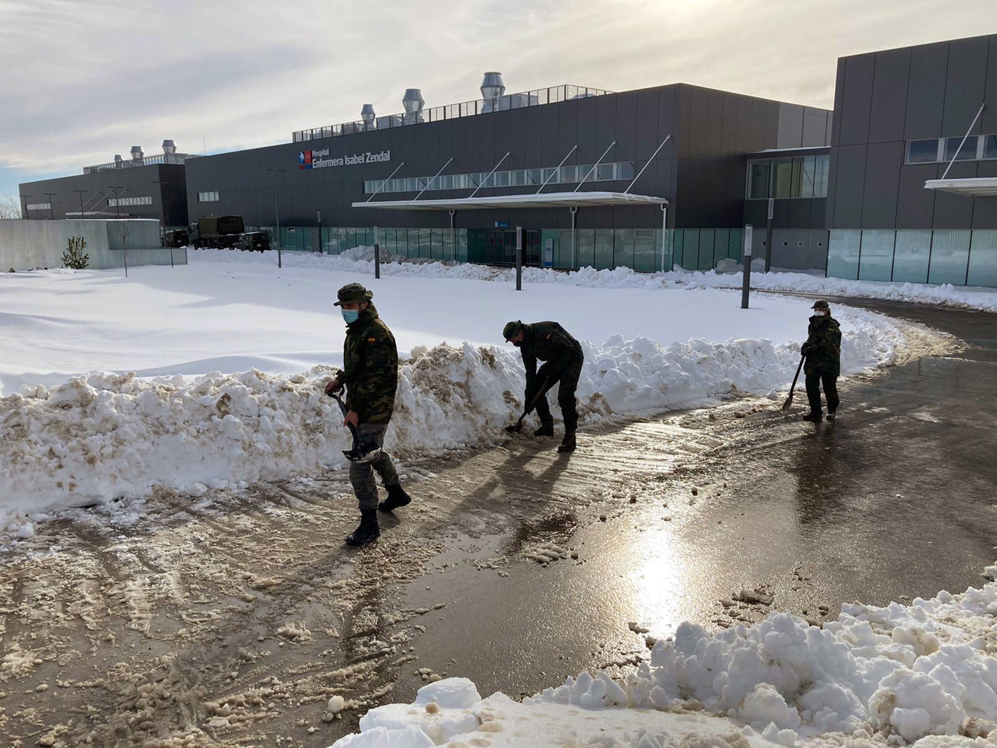 A opta tranșă de vaccin Pfizer a ajuns cu întârziere la Bucureşti