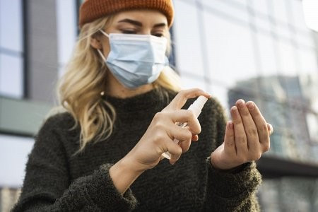 (P) Ce garanții trebuie să ofere clienților un producător de dezinfectanți?