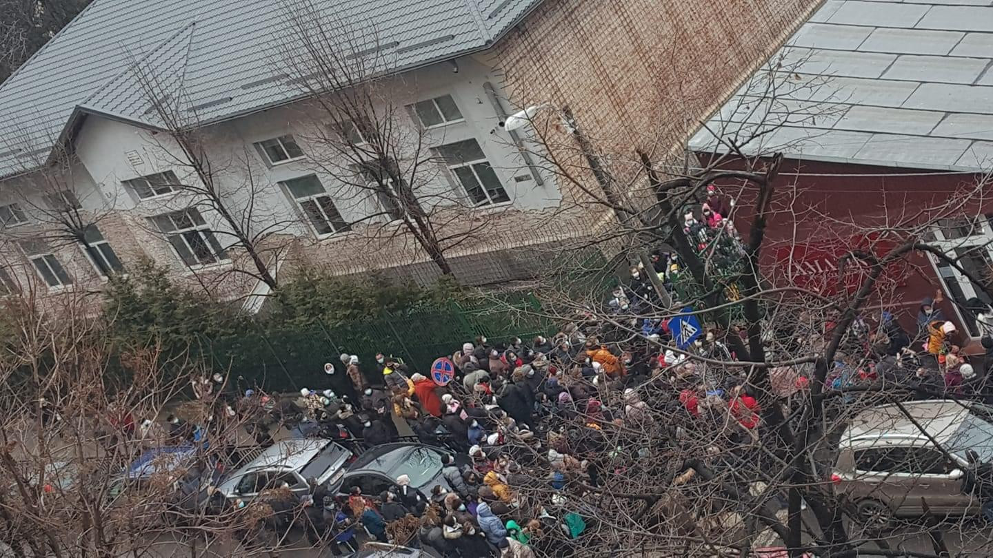 FOTO. Părinții și bunicii s-au îngrămădit la școli și nu au mai ținut cont de distanțare