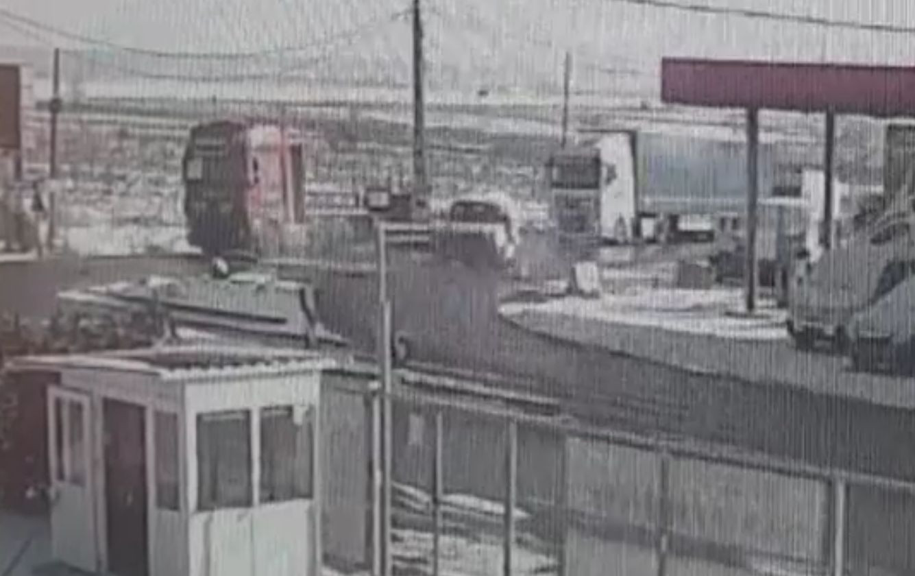 Accident oribil, în Dâmbovița. Două maşini s-au ciocnit, apoi au ricoşat într-un TIR