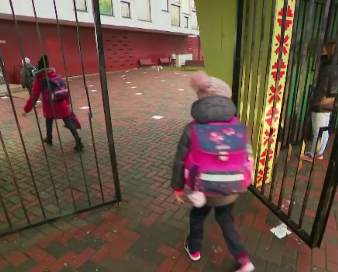 A început școala pentru 2 milioane de elevi. Părinții s-au îmbulzit, copiii au păstrat distanța