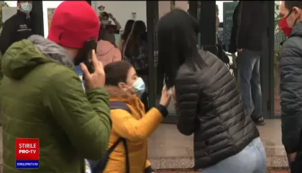 A început școala pentru 2 milioane de elevi. Părinții s-au îmbulzit, copiii au păstrat distanța