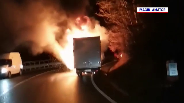 Un camion plin cu anvelope a luat foc pe DN1. Momentul, filmat de șoferii din zonă. VIDEO