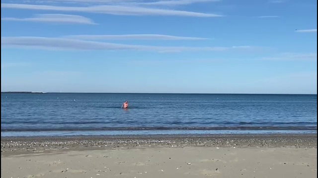 Vremea deosebit de caldă de pe litoral i-a dat curaj unui bărbat să facă o baie în Marea Neagră