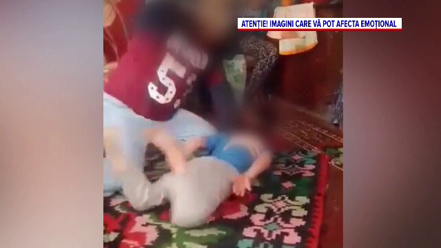 Un nou caz de violență stârnește revoltă. Un bărbat din Suceava, filmat în timp ce își bate cu cruzime copilul de 8 ani