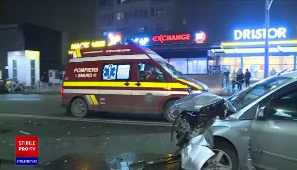 Accident violent în Capitală, după ce un șofer ar fi încercat să întoarcă pe linia dublă continuă