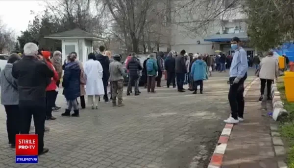 Coadă în fața Spitalului Universitar din București, după întârzierea livrărilor de vaccin Pfizer