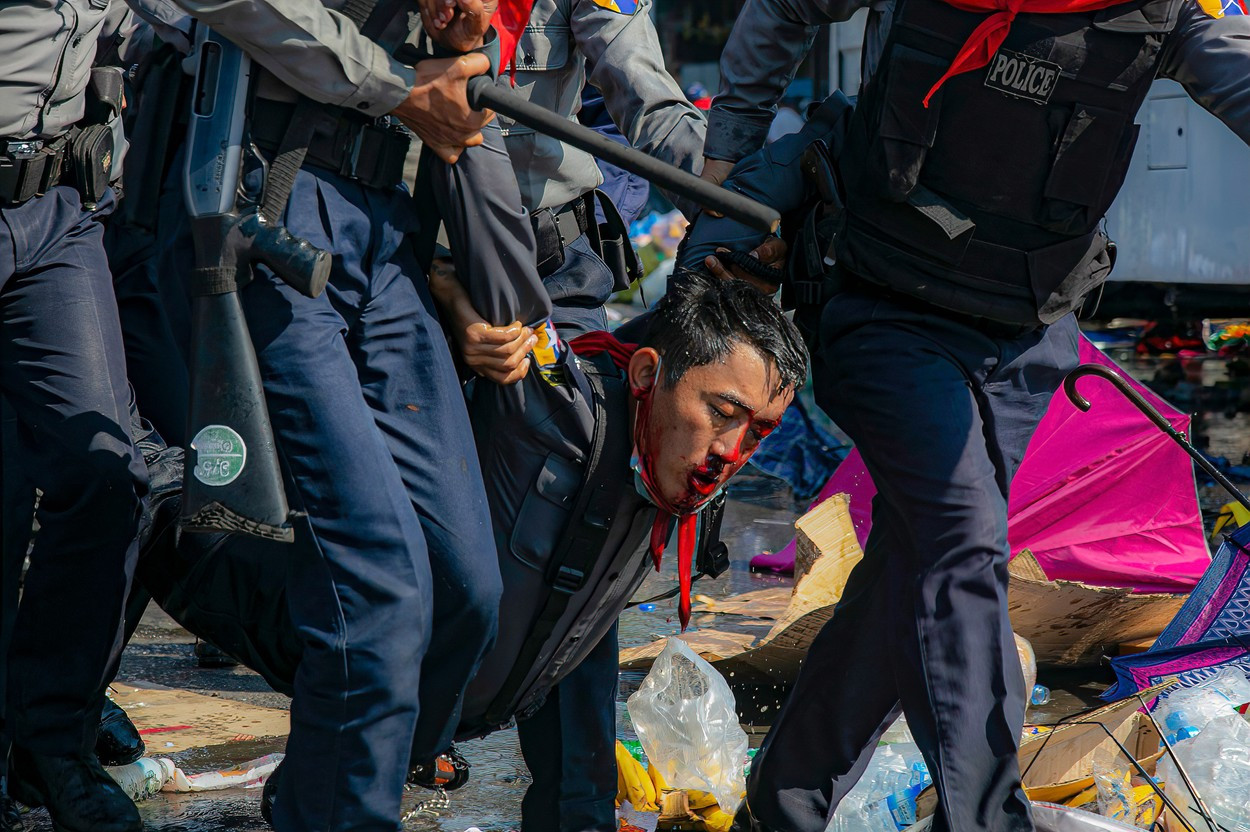 Myanmar: Poliţia a intervenit în forţă asupra protestatarilor. Mai multe persoane au fost rănite