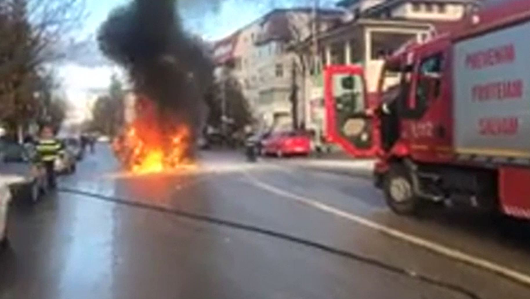 Mașină mistuită de flăcări în Bacău. De la ce a izbucnit incendiul