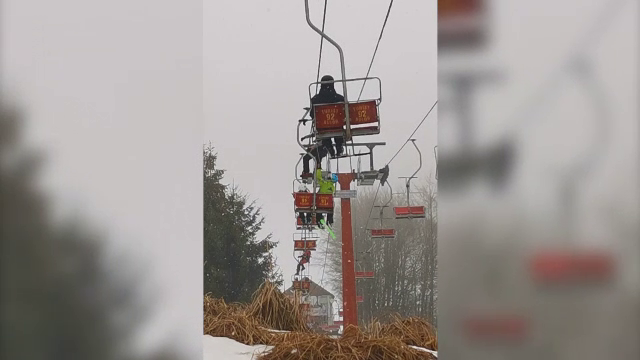 18 turiști, printre care un copil de doi ani, au rămas blocați în telescaunul de la Șuior. VIDEO
