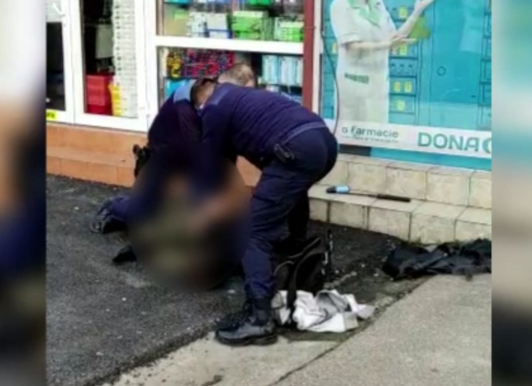 Individ cu un cuțit în mână, ridicat de polițiști din mijlocul mulțimii, la Cluj-Napoca. A ajuns la psihiatrie