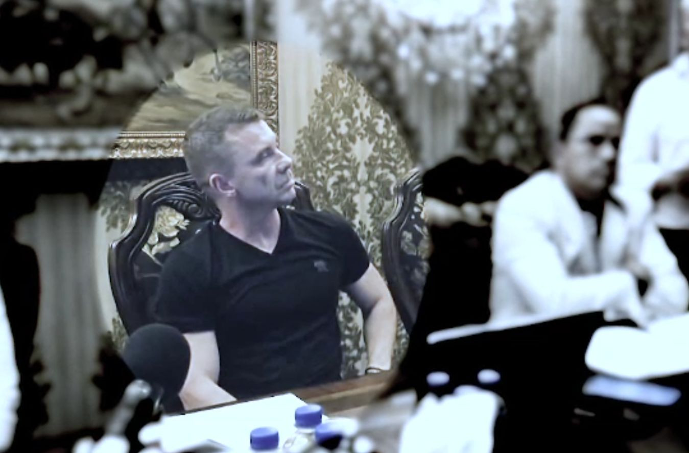 Cum încearcă banda condusă de interlopul "Rechinul" să ascundă peste un miliard de dolari. Banii, investiți într-un imperiu