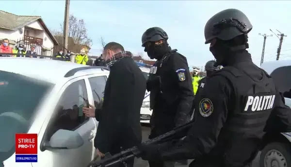 Un "suveran om viu" oprit de poliţie s-a blocat în maşină. După 2 ore, agenţii i-au spart geamul cu puşca