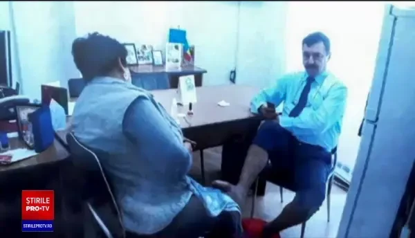 Directorul care a pus o subalternă să-i facă pedichiura la birou a câștigat procesul cu primăria care l-a dat afară